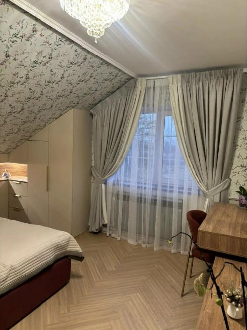 В продолжении истории оформления окон дома дружной семье фермеров из псковской области, похвастаемся оформлением окон мансардного этажа.