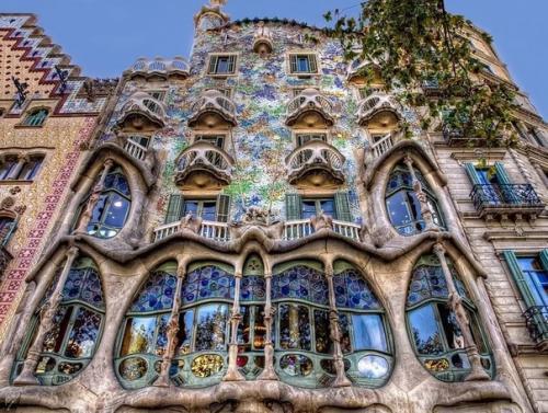 Дом бальо в Барселоне (1904-1906) - образец эстетики модерна в исполнении великого каталонца Антонио гауди. 02