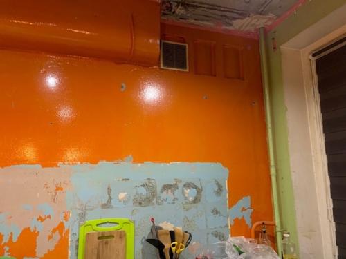 Мы делаем ремонт в кухне, не можем очистить стену от этой мacлянoй краски. 03