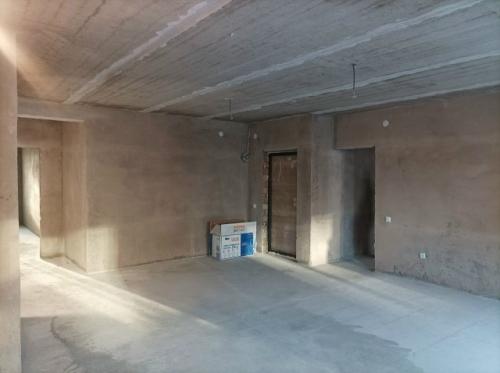 Свежая просторная трёшка, с ровными стенами и удобной планировкой, желает обрести семью и интерьер! 02