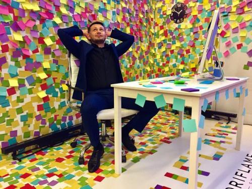 Пока я тут, понимаешь ли сижу дома, мой муж обучается, веселится, тусит, фоткается с красивыми девушками. 01