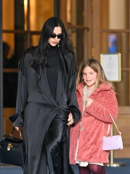 Нью-йоркские модницы своего фирменного стиля в Париже раздали.

