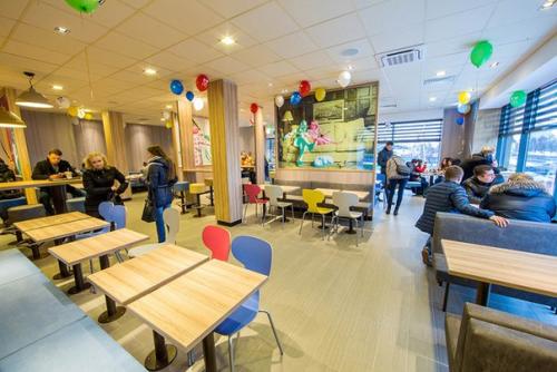 Возле станции метро Дарница после реконструкции открыли Mcdonalds. 01