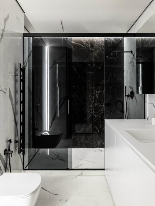 Команда Archjoint создала минималистичный интерьер, выстроенный на контрасте чёрного и белого, металле и стекле. 06