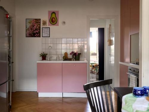 Эта квартира в Стокгольме поражает своей смелой цветовой гаммой на кухне, ведь розовые шкафы не часто встречаются в современных интерьерах. 02