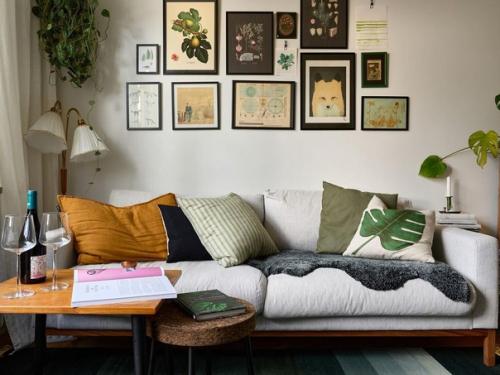 Эта квартира в Стокгольме поражает своей смелой цветовой гаммой на кухне, ведь розовые шкафы не часто встречаются в современных интерьерах. 05