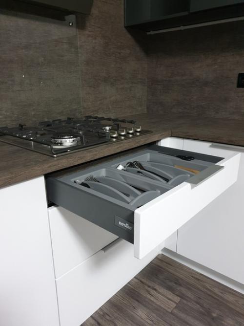 Такая одновременно строгая и интересная кухня в современном стиле, установлена нами в одном из частных домов станицы марьянская. 04