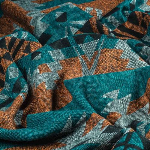 Подушка с этническим орнаментом прекрасно смотрится в интерьерах в стиле Кантри и бохо. 02