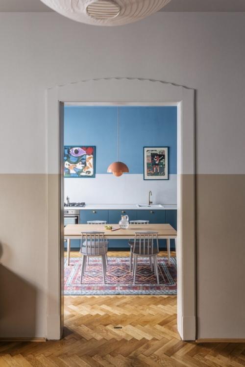 Бюро Alepreda Architecture обновило интерьер квартиры в историческом здании, наполнив пространство яркими красками и винтажной мебелью. 04