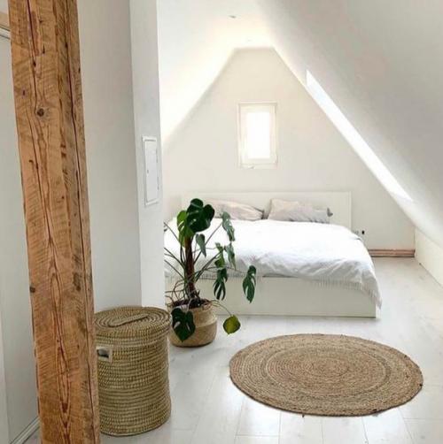 Мансардное помещение таит массу возможностей для обустройства, но спальня на мансарде - один из излюбленных вариантов. 08