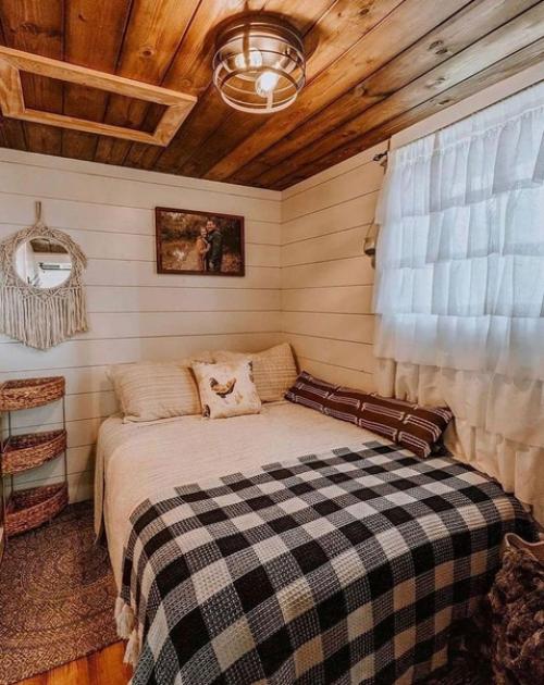 Деревянный домик. Небольшого размера, но есть всё, что нужно. 04