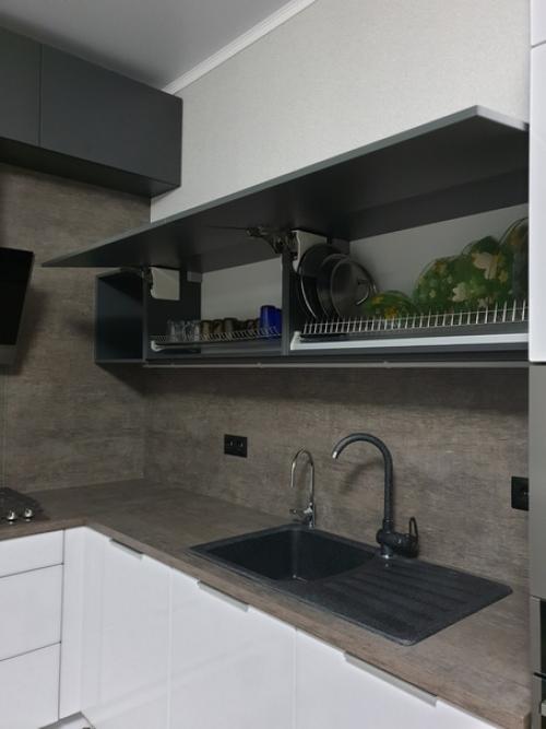 Такая одновременно строгая и интересная кухня в современном стиле, установлена нами в одном из частных домов станицы марьянская. 06