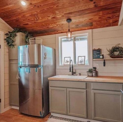 Деревянный домик. Небольшого размера, но есть всё, что нужно. 01