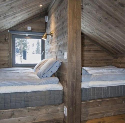 Мансардное помещение таит массу возможностей для обустройства, но спальня на мансарде - один из излюбленных вариантов. 02