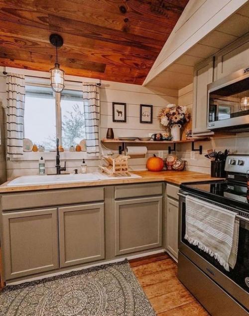 Деревянный домик. Небольшого размера, но есть всё, что нужно. 02