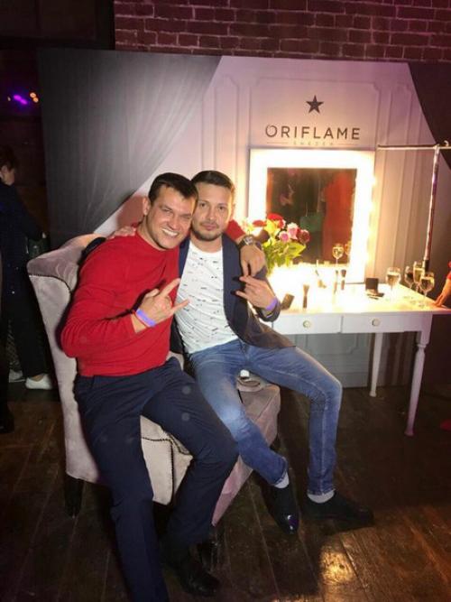 Пока я тут, понимаешь ли сижу дома, мой муж обучается, веселится, тусит, фоткается с красивыми девушками. 04