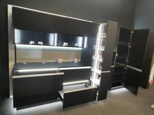 Я, выходя из дома, выбрал чёрный цвет. 01