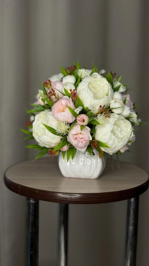 Представьте себе нежный букет пионов, который станет настоящим украшением вашего интерьера.