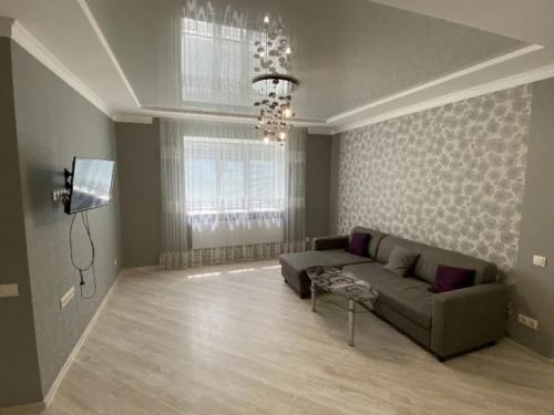 А вот моя модная квартирка в серых тонах. 01