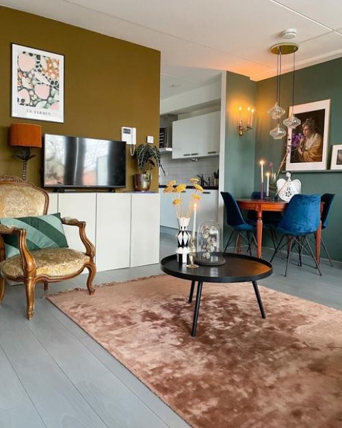 Эта необычная небольшая квартира сочетает красивые глубокие цвета и мягкие фактуры текстиля. 03