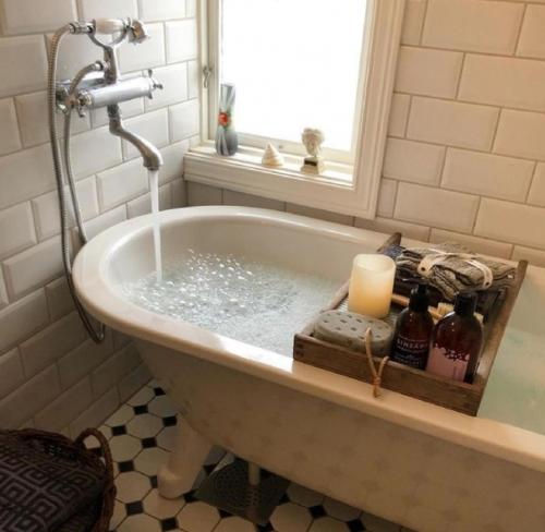 Яркий жёлтый домик. 08