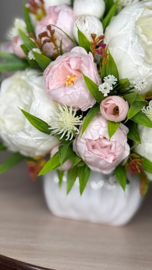Представьте себе нежный букет пионов, который станет настоящим украшением вашего интерьера. 03