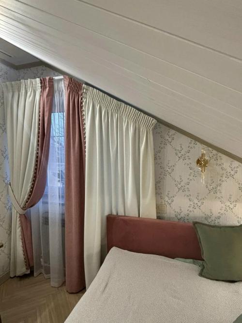 В продолжении истории оформления окон дома дружной семье фермеров из псковской области, похвастаемся оформлением окон мансардного этажа. 03