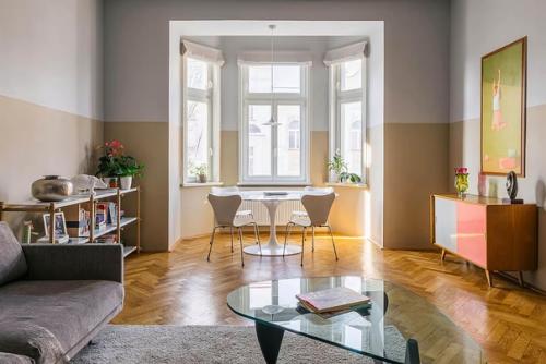 Бюро Alepreda Architecture обновило интерьер квартиры в историческом здании, наполнив пространство яркими красками и винтажной мебелью. 01