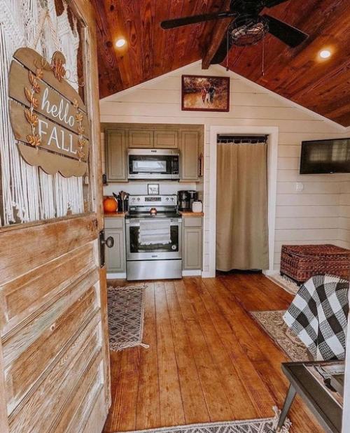 Деревянный домик. Небольшого размера, но есть всё, что нужно. 03