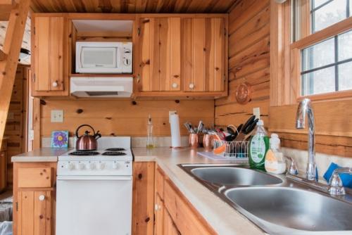 На горе с лыжными трассами притаился маленький деревянный дом, который предлагает всем желающим отдых на природе неподалеку от городка бун. 06