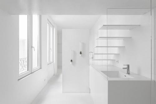 В этой парижской квартире - студии площадью 19 метров не хватало дневного света. 02