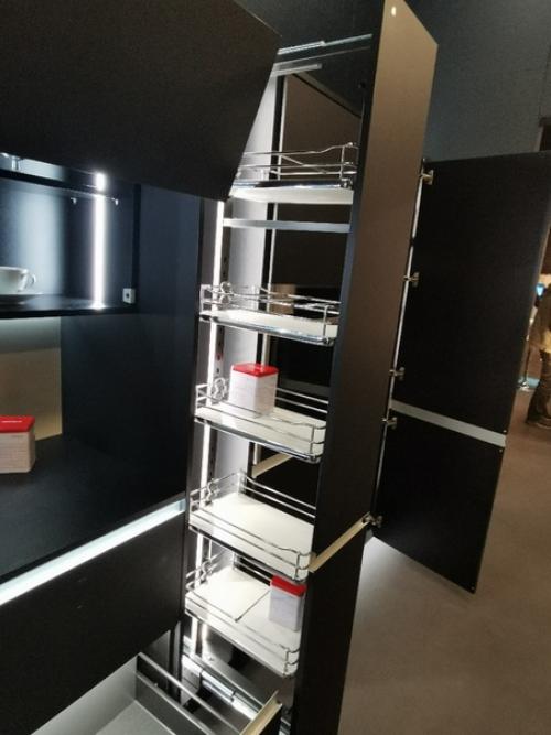 Я, выходя из дома, выбрал чёрный цвет. 02