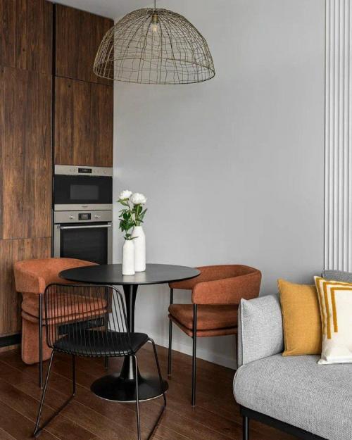 Компактная студия с продуманным зонированием.

