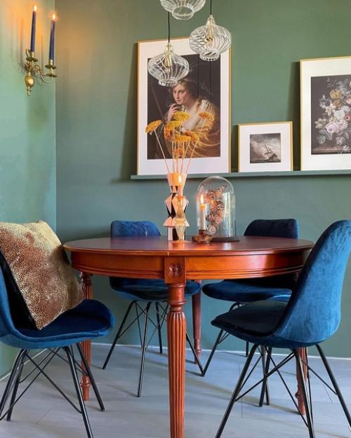 Эта необычная небольшая квартира сочетает красивые глубокие цвета и мягкие фактуры текстиля. 04