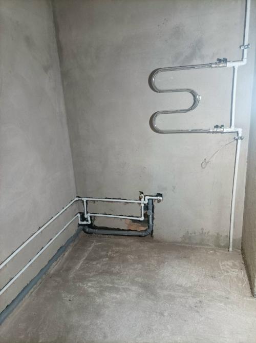 Свежая просторная трёшка, с ровными стенами и удобной планировкой, желает обрести семью и интерьер! 07