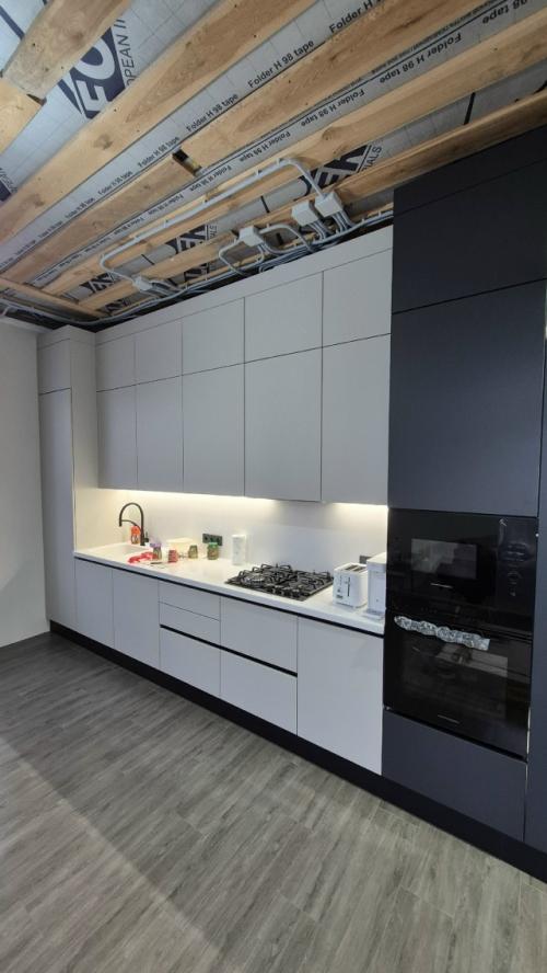 У владельцев домов, в отличие от жильцов квартир, больше возможностей при проектировании кухни. 
