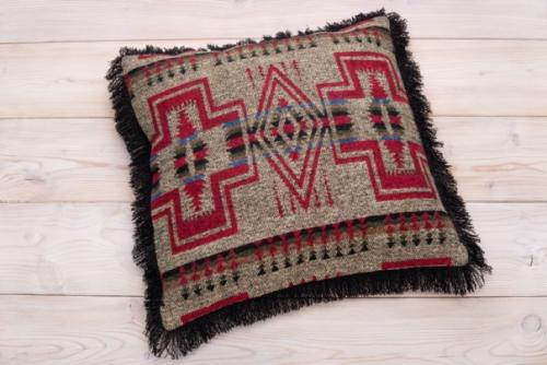 Подушка с этническим орнаментом прекрасно смотрится в интерьерах в стиле Кантри и бохо. 01
