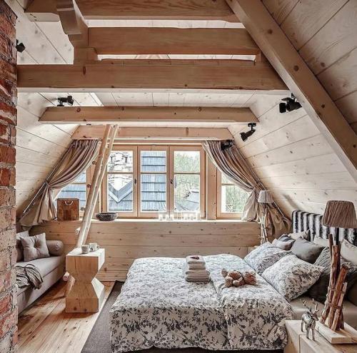 Мансардное помещение таит массу возможностей для обустройства, но спальня на мансарде - один из излюбленных вариантов. 07