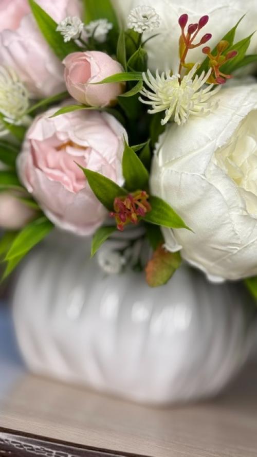 Представьте себе нежный букет пионов, который станет настоящим украшением вашего интерьера. 02