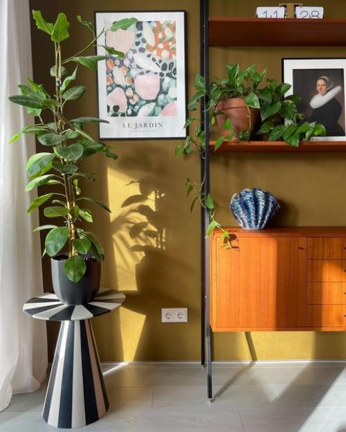 Эта необычная небольшая квартира сочетает красивые глубокие цвета и мягкие фактуры текстиля. 02