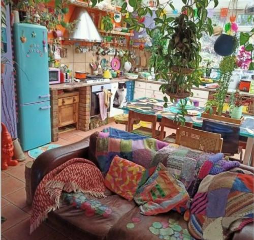 Минимализм выходит из моды - в интерьеры приходит Cluttercore.

