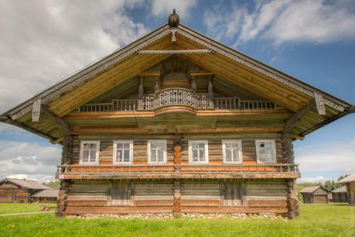 На окраине Вологды, если выезжать из нее в сторону белого озера, в деревне семенково находится совершенно потрясающий музей деревянного зодчества. 02 На окраине Вологды, если выезжать из нее в сторону белого озера, в деревне семенково находится совершенно потрясающий музей деревянного зодчества. 02