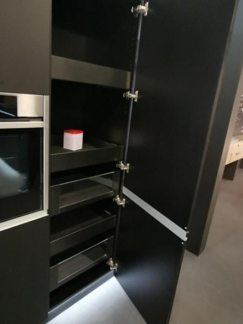 Я, выходя из дома, выбрал чёрный цвет. 03