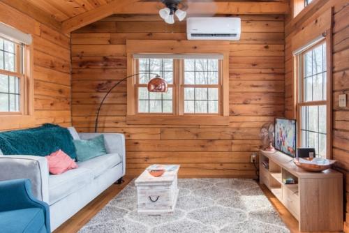 На горе с лыжными трассами притаился маленький деревянный дом, который предлагает всем желающим отдых на природе неподалеку от городка бун. 02