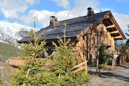 Скромное, но стильное шале с бассейном в Альпах.