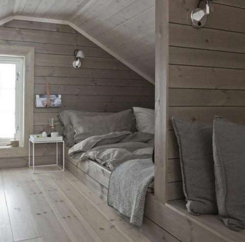 Мансардное помещение таит массу возможностей для обустройства, но спальня на мансарде - один из излюбленных вариантов. 03