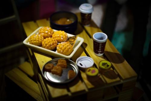 Промороженным в сугробах и снегопадах самое место на тёплом диване - с ведром попкорна и треш - фудом из ближайшего ресторана с доставкой. 01