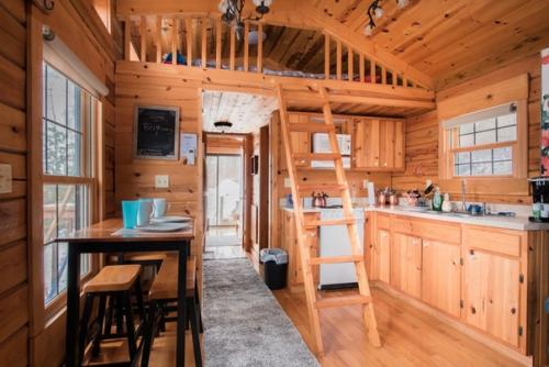 На горе с лыжными трассами притаился маленький деревянный дом, который предлагает всем желающим отдых на природе неподалеку от городка бун. 01