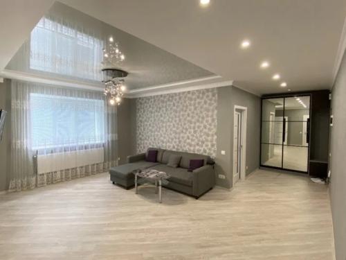 А вот моя модная квартирка в серых тонах.