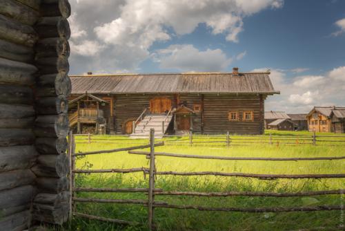 На окраине Вологды, если выезжать из нее в сторону белого озера, в деревне семенково находится совершенно потрясающий музей деревянного зодчества. 04 На окраине Вологды, если выезжать из нее в сторону белого озера, в деревне семенково находится совершенно потрясающий музей деревянного зодчества. 04